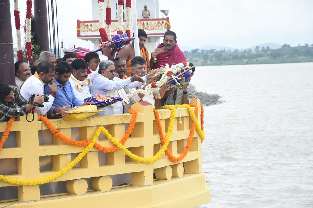 ಕಬಿನಿಗೆ CM ಸಿದ್ದರಾಮಯ್ಯ, DCM ಡಿ.ಕೆ ಶಿವಕುಮಾರ್ ಬಾಗಿನ ಅರ್ಪಣೆ