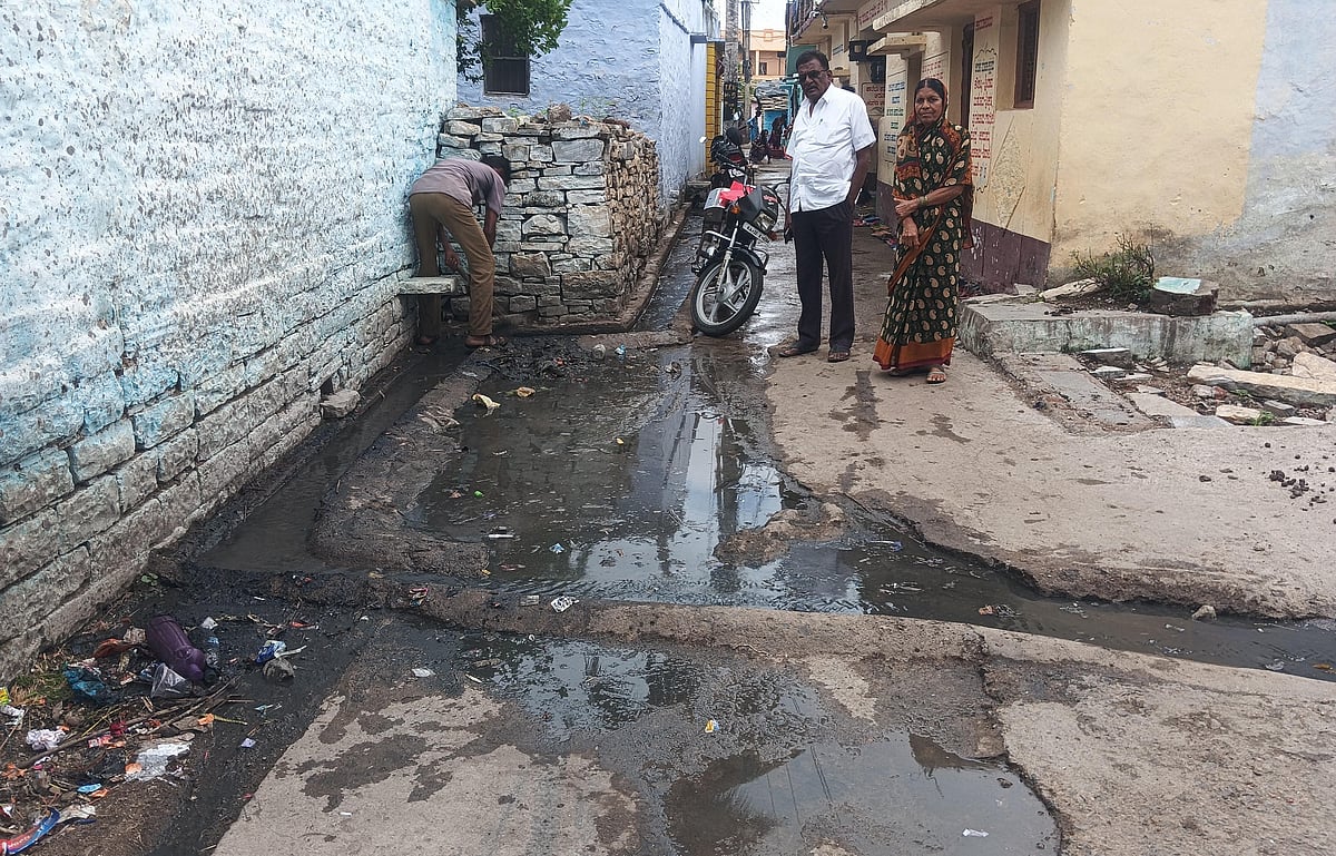 ಕಾಳಗಿ | ರಸ್ತೆ ಮೇಲೆಯೇ ಕೊಳಚೆ ನೀರು: ಅನಾರೋಗ್ಯದ ಆತಂಕ ಸೃಷ್ಟಿಸಿದ ವ್ಯವಸ್ಥೆ
