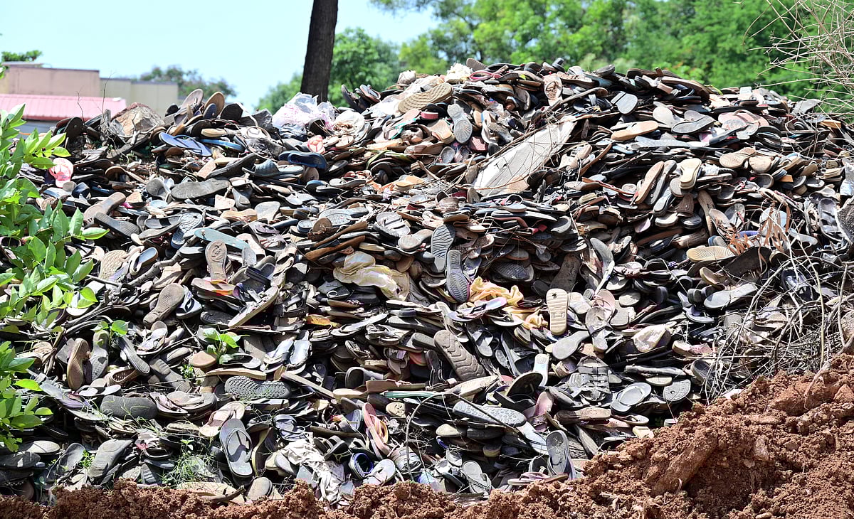 ಕಿಮ್ಸ್‌ ಆವರಣದಲ್ಲಿ ಚಪ್ಪಲಿ ರಾಶಿ: ಪಾದರಕ್ಷೆಗಳ ವಿಲೇವಾರಿಯೇ ದೊಡ್ಡ ಸವಾಲು