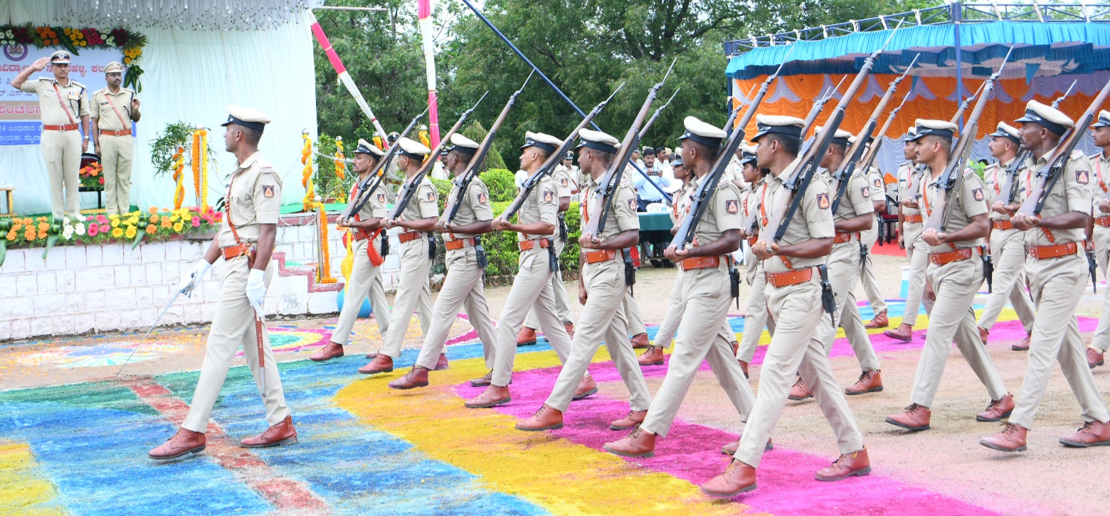 ಕಲಬುರಗಿಯಲ್ಲಿ ಬುಧವಾರ ನಡೆದ ಪ್ರಶಿಕ್ಷಣಾರ್ಥಿಗಳ ನಿರ್ಗಮನ ಪಥಸಂಚಲನ‌ದಲ್ಲಿ ಪ್ರಶಿಕ್ಷಣಾರ್ಥಿಗಳು ತರಬೇತಿ ವಿಭಾಗದ ಎಡಿಜಿಪಿ ಅಲೋಕ್‌ ಕುಮಾರ್‌ ಅವರಿಗೆ ಗೌರವ ವಂದನೆ ಸಲ್ಲಿಸಿದರು
