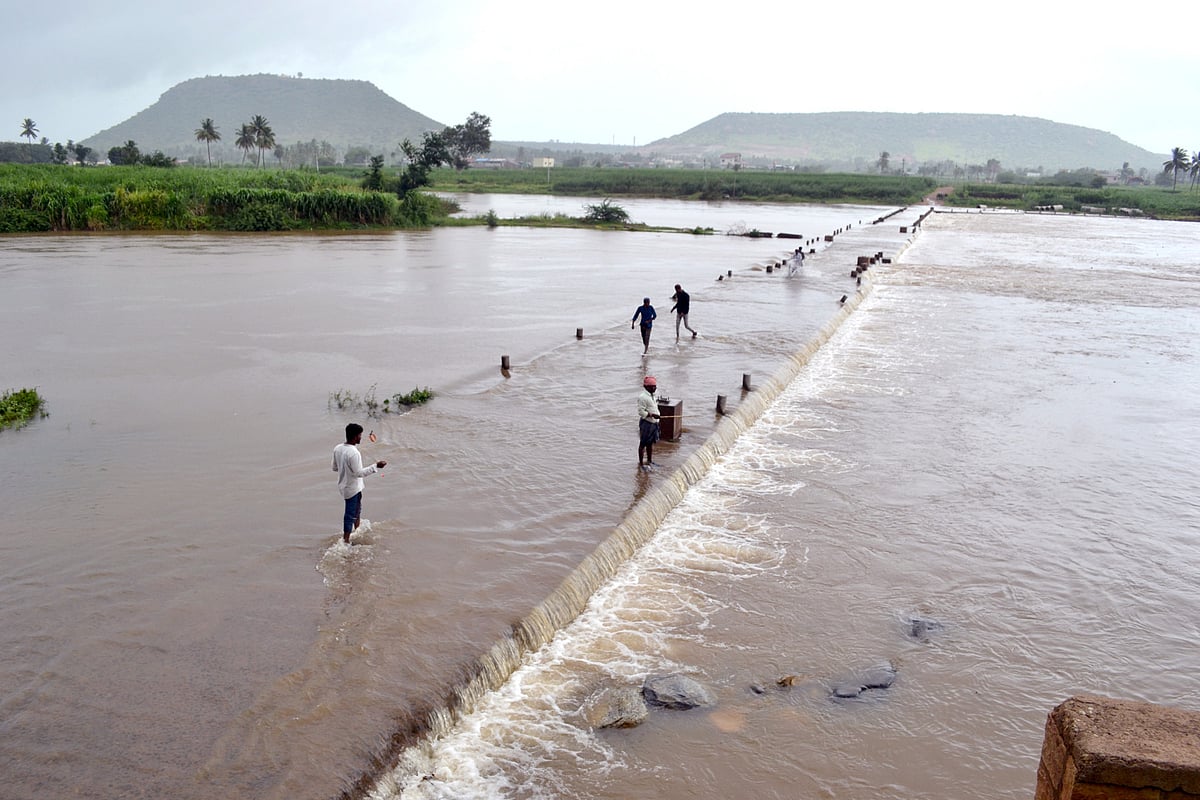 ನಿರಂತರ ಮಳೆ: ಗೋಕಾಕ– ಶಿಂಗಳಾಪುರ ಸೇತುವೆ ಮುಳುಗಡೆ