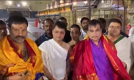 ತಿರುಪ‍ತಿ ತಿರುಮಲ ದೇವಸ್ಥಾನಕ್ಕೆ ಕೇಂದ್ರ ಸಚಿವ ನಿತಿನ್‌ ಗಡ್ಕರಿ ಭೇಟಿ;ಪ್ರಾರ್ಥನೆ