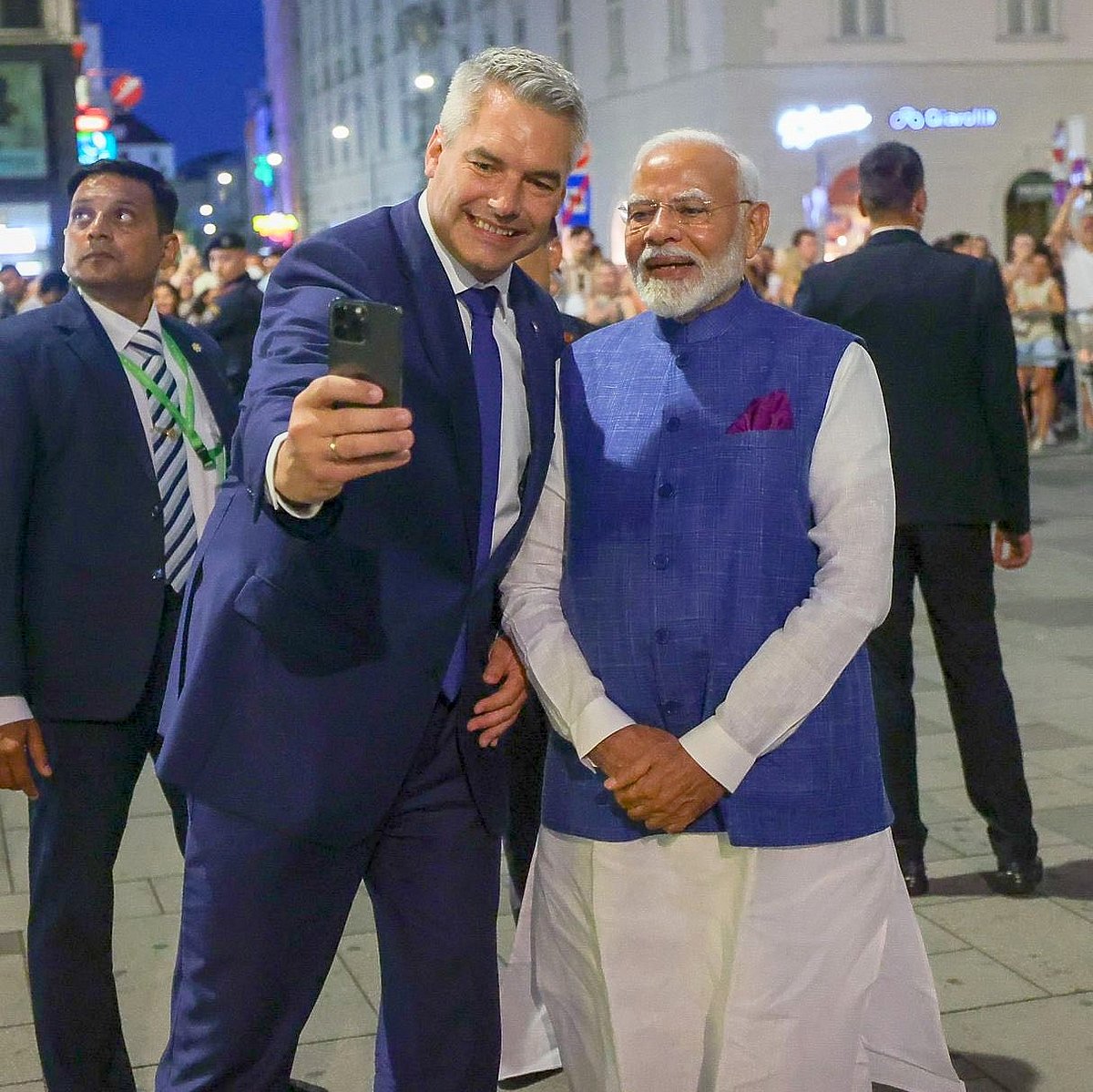 ರಷ್ಯಾದಿಂದ ಆಸ್ಟ್ರಿಯಾಕ್ಕೆ ತೆರಳಿದ ಮೋದಿ: ಸೆಲ್ಫಿ ತೆಗೆದುಕೊಂಡ ಚಾನ್ಸಲರ್