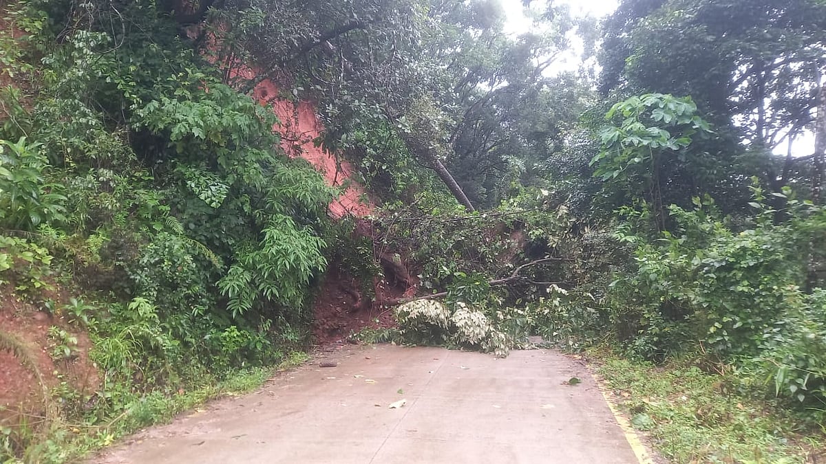 ಭಾರಿ ಮಳೆ: ಮಡಿಕೇರಿ- ಚೆಟ್ಟಳ್ಳಿ ರಸ್ತೆಯಲ್ಲಿ ಮಣ್ಣು ಕುಸಿತ