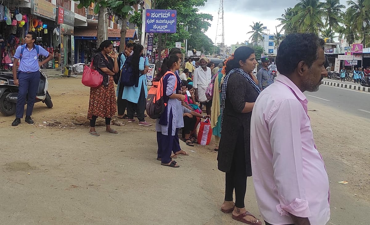 ಹೊಸದುರ್ಗ | ತಂಗುದಾಣಗಳ ಕೊರತೆ: ರಸ್ತೆಯಲ್ಲೇ ಕಾಯುವ ಅನಿವಾರ್ಯತೆ