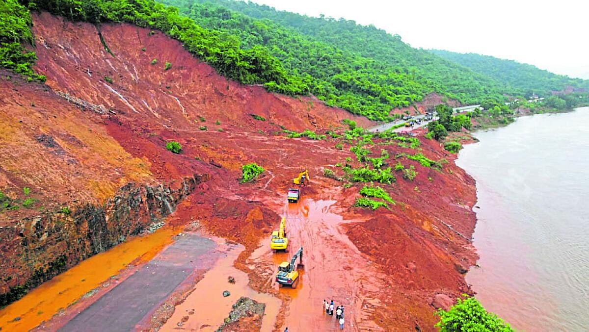 ಕಾರವಾರ: ಗುಡ್ಡ ಕುಸಿತದ ಭೀತಿ ನಡುವೆ ತೆರವು ಕಾರ್ಯ