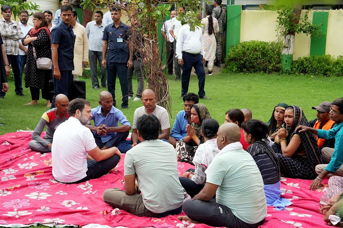 ಹಾಥರಸ್‌ಗೆ ರಾಹುಲ್ ಭೇಟಿ: ಮೃತರ ಸಂಬಂಧಿಕರಿಗೆ ಗರಿಷ್ಠ ಪರಿಹಾರಕ್ಕೆ ಒತ್ತಾಯ