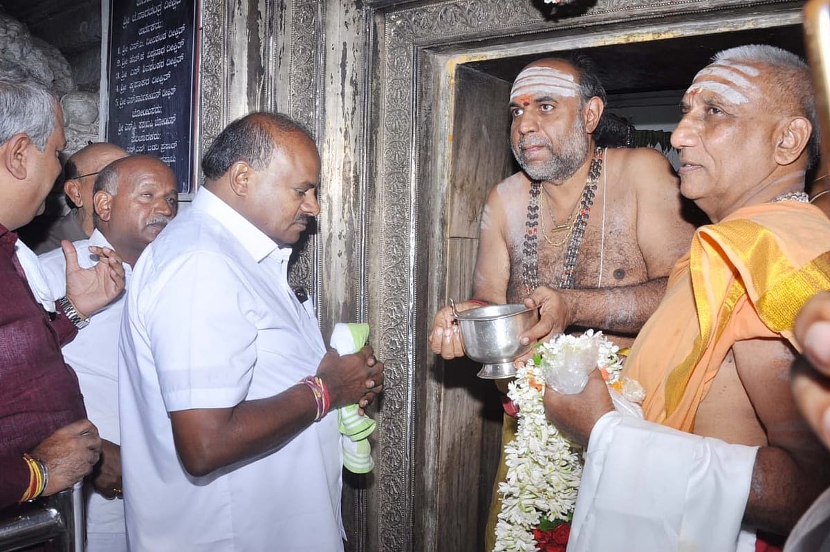 ನಂಜನಗೂಡು ಶ್ರೀಕಂಠೇಶ್ವರ ದೇವಾಲಯಕ್ಕೆ ಕೇಂದ್ರ ಸಚಿವ  ಕುಮಾರಸ್ವಾಮಿ ಭೇಟಿ