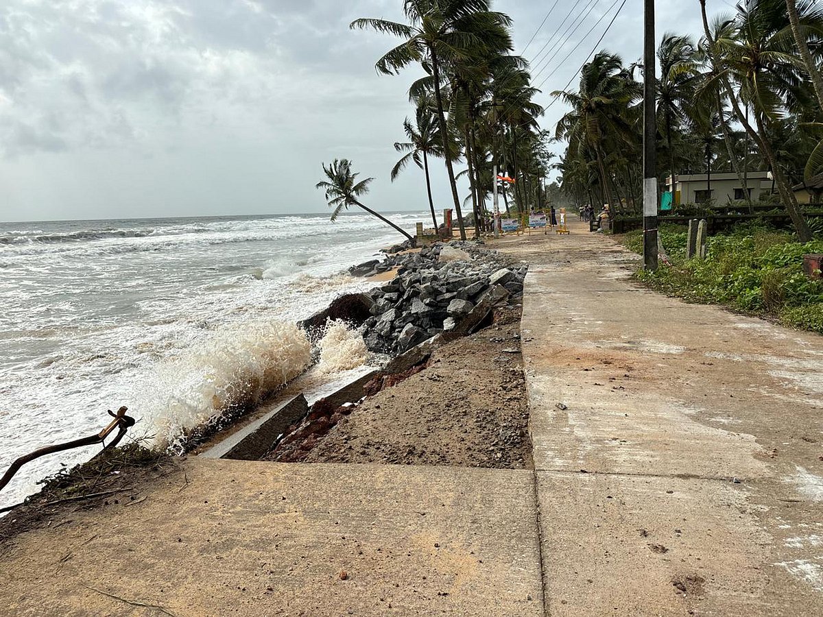 ನಡಿಪಟ್ಣ ಕಡಲ್ಕೊರೆತ: ಬೀಚ್ ರಸ್ತೆ ಸಂಪರ್ಕ ಕಡಿತ