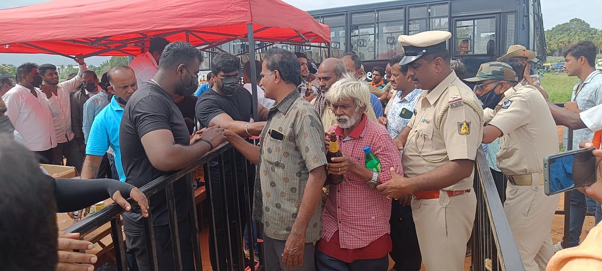 ಸಂಸದರ ಅಭಿನಂದನೆ: ‘ಮದ್ಯ’ ಸಮಾರಾಧನೆ