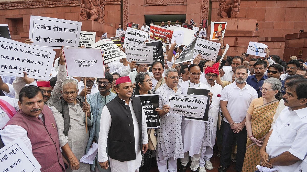 ಬಜೆಟ್‌ನಲ್ಲಿ ತಾರತಮ್ಯ: ಸಂಸತ್‌ ಎದುರು ‘ಇಂಡಿಯಾ’ ನಾಯಕರ ಪ್ರತಿಭಟನೆ