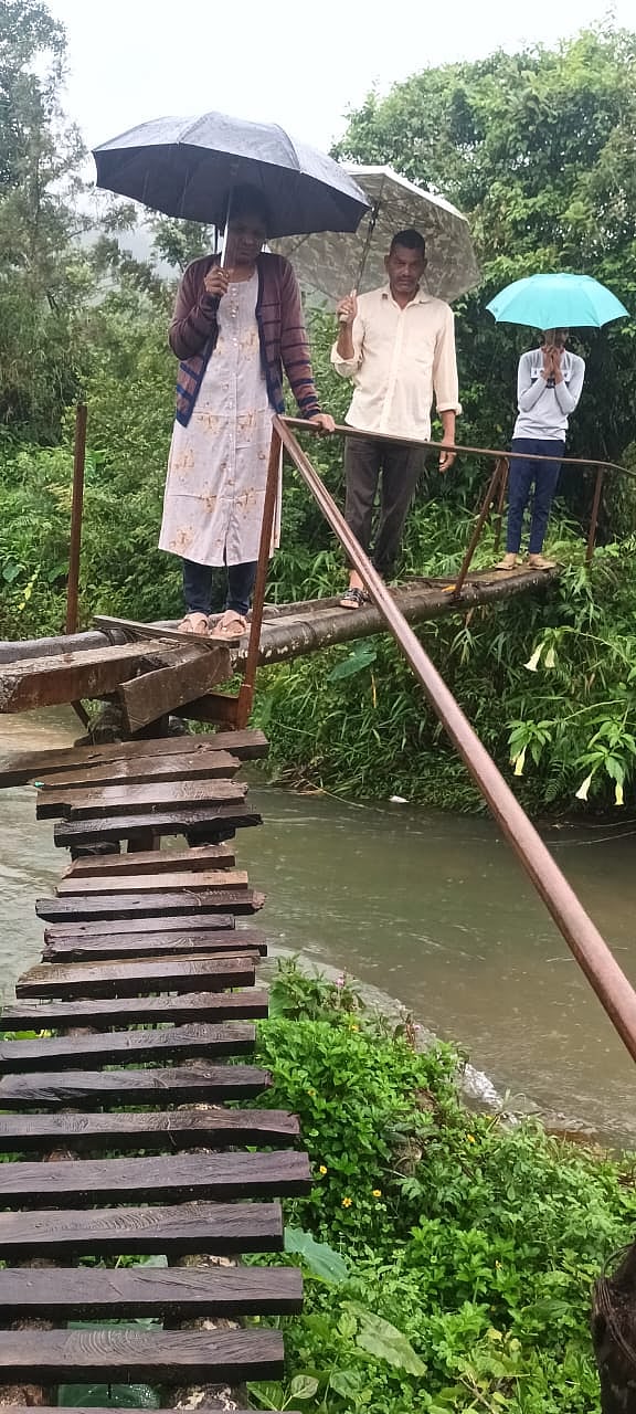 ಮನೆಗೆ ಕಾಲುಸಂಕವೇ ದಾರಿ: ಮಳೆಗಾಲದಲ್ಲಿ ಪರಿಶಿಷ್ಟ ಪಂಗಡ ಕುಟುಂಬದ ಸಂಕಟ