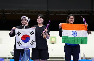 ಚಿನ್ನದ ಪದಕ ವಿಜೇತ ಓ ಯೆ ಜಿನ್‌, ಬೆಳ್ಳಿ ಪದಕ ವಿಜೇತ ಕಿಮ್‌ ಯೆಜಿ ಅವರೊಂದಿಗೆ ಮನು ಭಾಕರ್‌