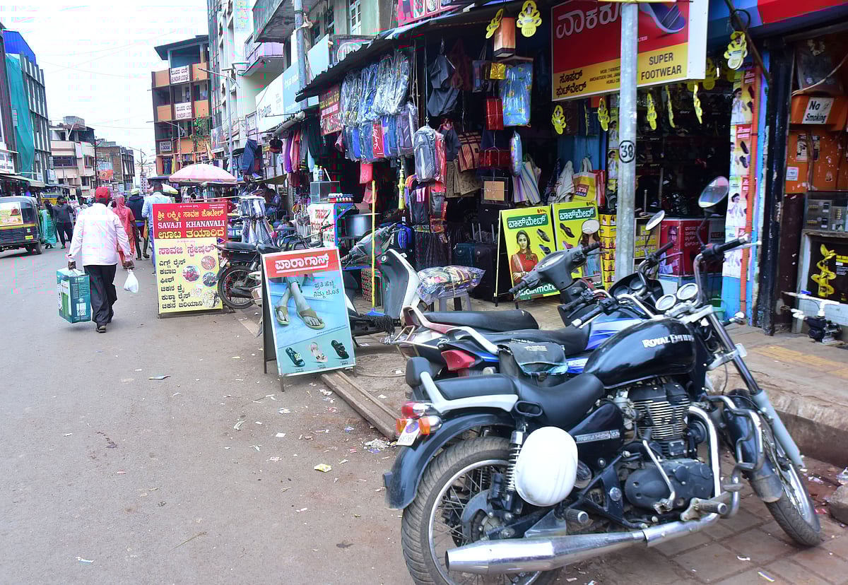 ಹುಬ್ಬಳ್ಳಿ | ಪಾದಚಾರಿ ಮಾರ್ಗ:  ಅತಿಕ್ರಮಣಕ್ಕೆ ತಡೆ ಯಾವಾಗ?