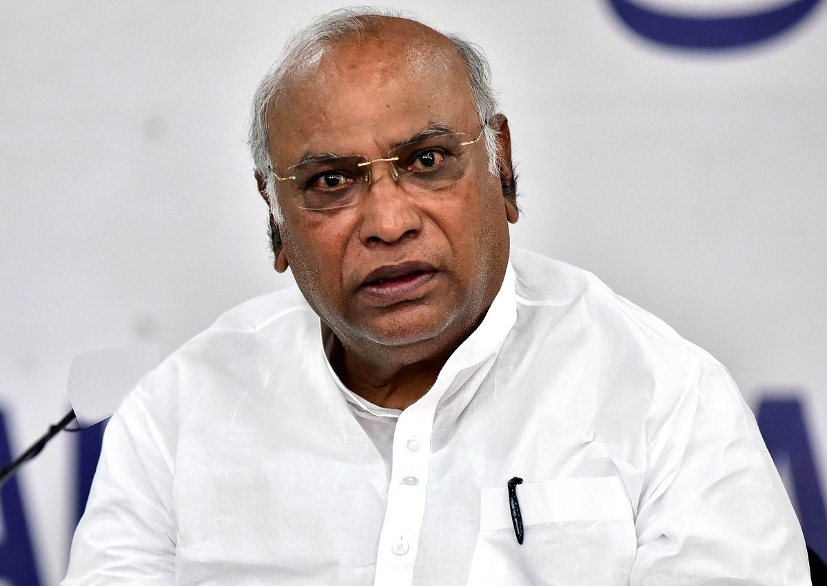 ಮನೋಜ್ ಸೋನಿ ರಾಜೀನಾಮೆ | ವಿವಾದಗಳ ಕಾರಣ ಹೊರದೂಡಿರುವಂತಿದೆ: ಖರ್ಗೆ ಆರೋಪ