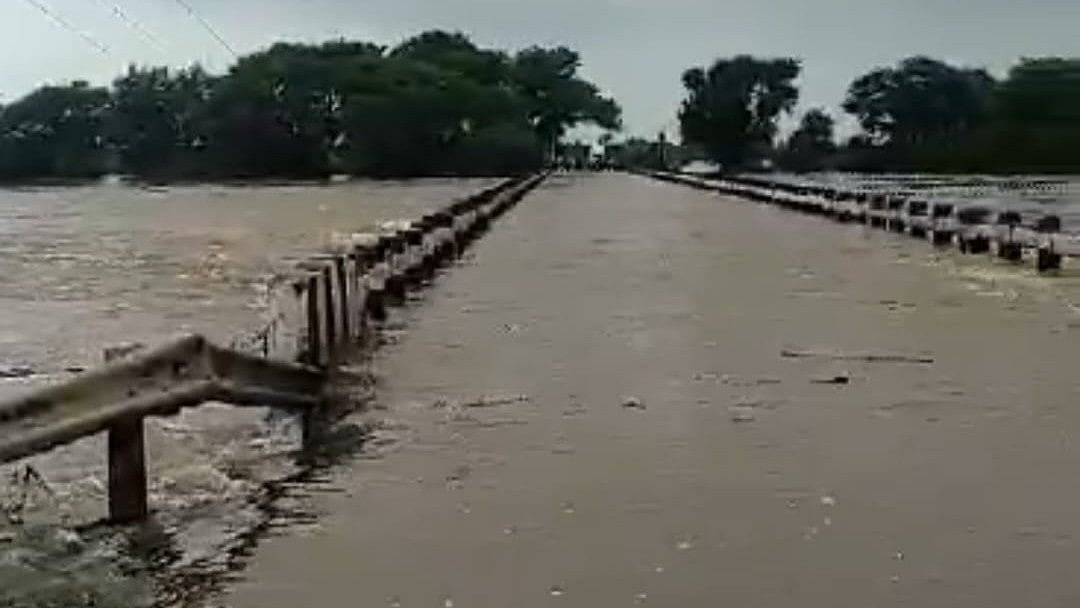 ಘಟಪ್ರಭಾ ನದಿ ನೀರಿನ ಹರಿವು ಹೆಚ್ಚಳ: ಯಾದವಾಡ‌ ಸೇತುವೆ ಮುಳುಗಡೆ