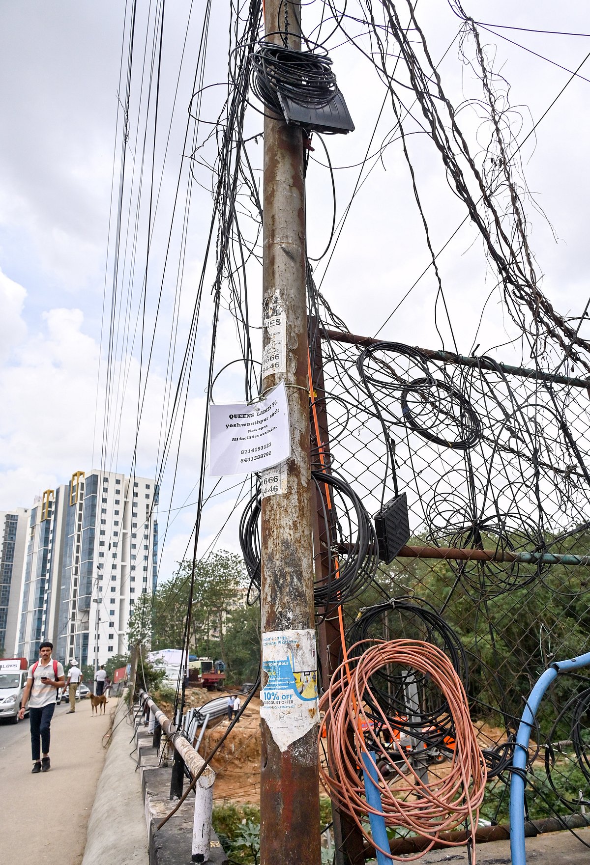ಬೆಂಗಳೂರು: ವಿದ್ಯುತ್‌ ಕಂಬಗಳ ಮೇಲಿನ ಕೇಬಲ್‌ಗಳ ತೆರವಿಗೆ ಬೆಸ್ಕಾಂ ಸೂಚನೆ
