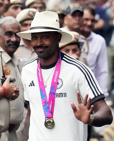 ದೆಹಲಿ ವಿಮಾನ ನಿಲ್ದಾಣದಲ್ಲಿ ಹಾರ್ದಿಕ್‌ ಪಾಂಡ್ಯ ಕಾಣಿಸಿಕೊಂಡಿದ್ದು ಹೀಗೆ..