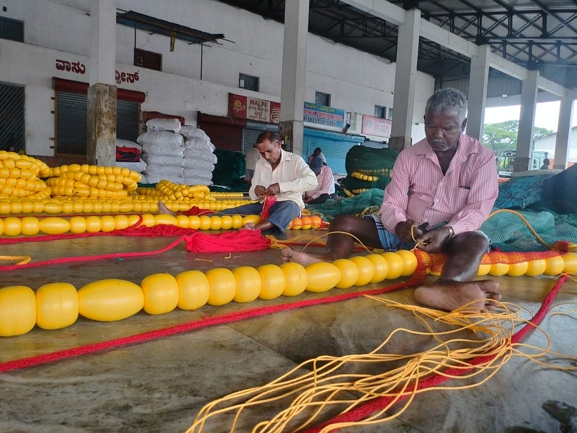 ಉಡುಪಿ | ಟ್ರೋಲಿಂಗ್ ನಿಷೇಧ: ಮೀನುಗಾರರಿಗೆ ಆಸರೆ ಬಲೆ ಕಾಯಕ