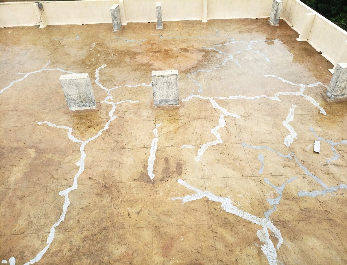 ತೀರ್ಥಹಳ್ಳಿ | ಚಾವಣಿ ಬಿರುಕು: ಸೋರಿಕೆ ತಡೆಗೆ ಲೀಕೇಜ್‌ ಫ್ರೂಪ್‌