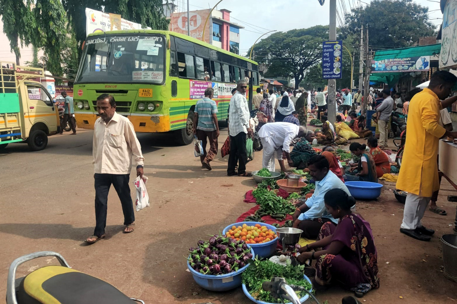 ಬನಹಟ್ಟಿಯಲ್ಲಿ ಜಮಖಂಡಿ ಕುಡಚಿ ರಾಜ್ಯ ಹೆದ್ಧಾರಿಯ ಮೇಲೆಯೇ ನಡೆಯುತ್ತಿರುವ ಮಂಗಳವಾರ ಪೇಟೆಯ ಸಂತೆ