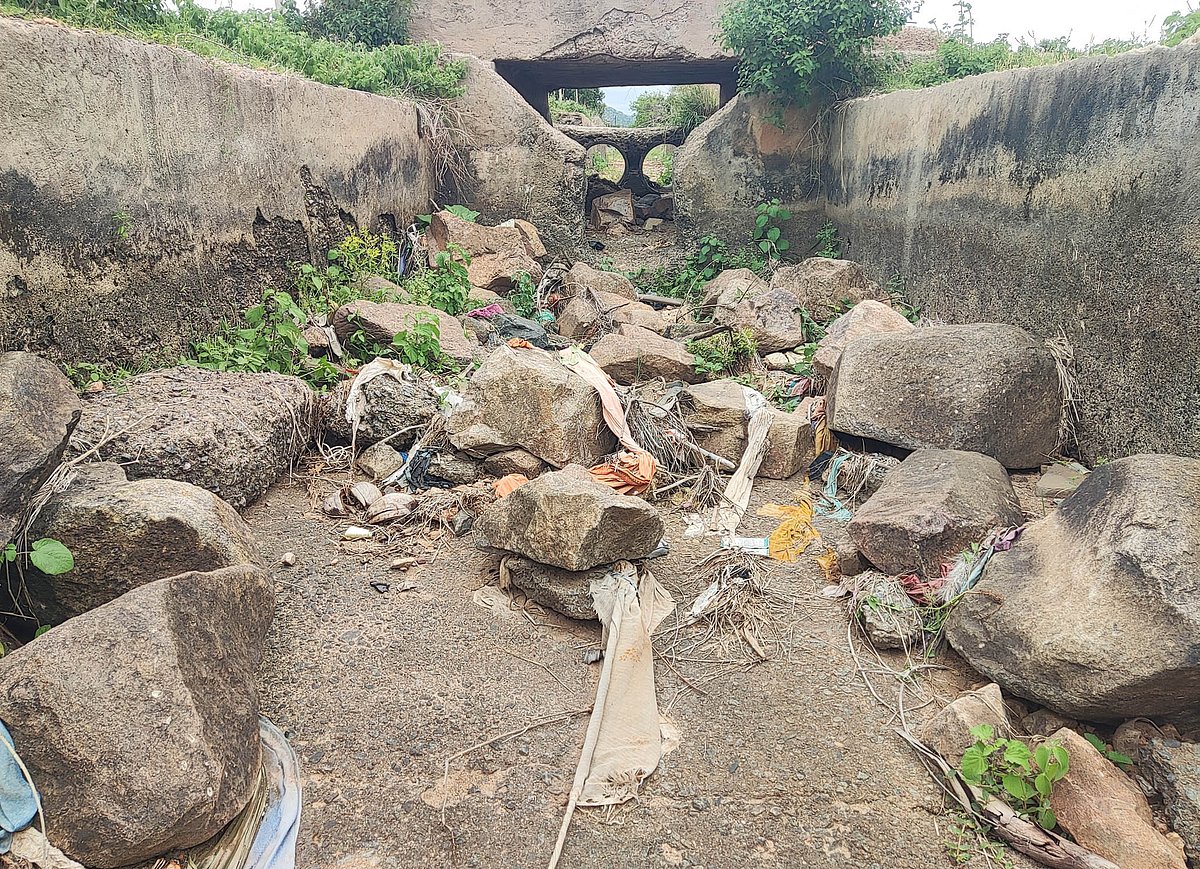 ಕಂಪ್ಲಿ: ಕಾಲುವೆಯಲ್ಲಿ ಹೂಳು ತಪ್ಪದ ರೈತರ ಗೋಳು