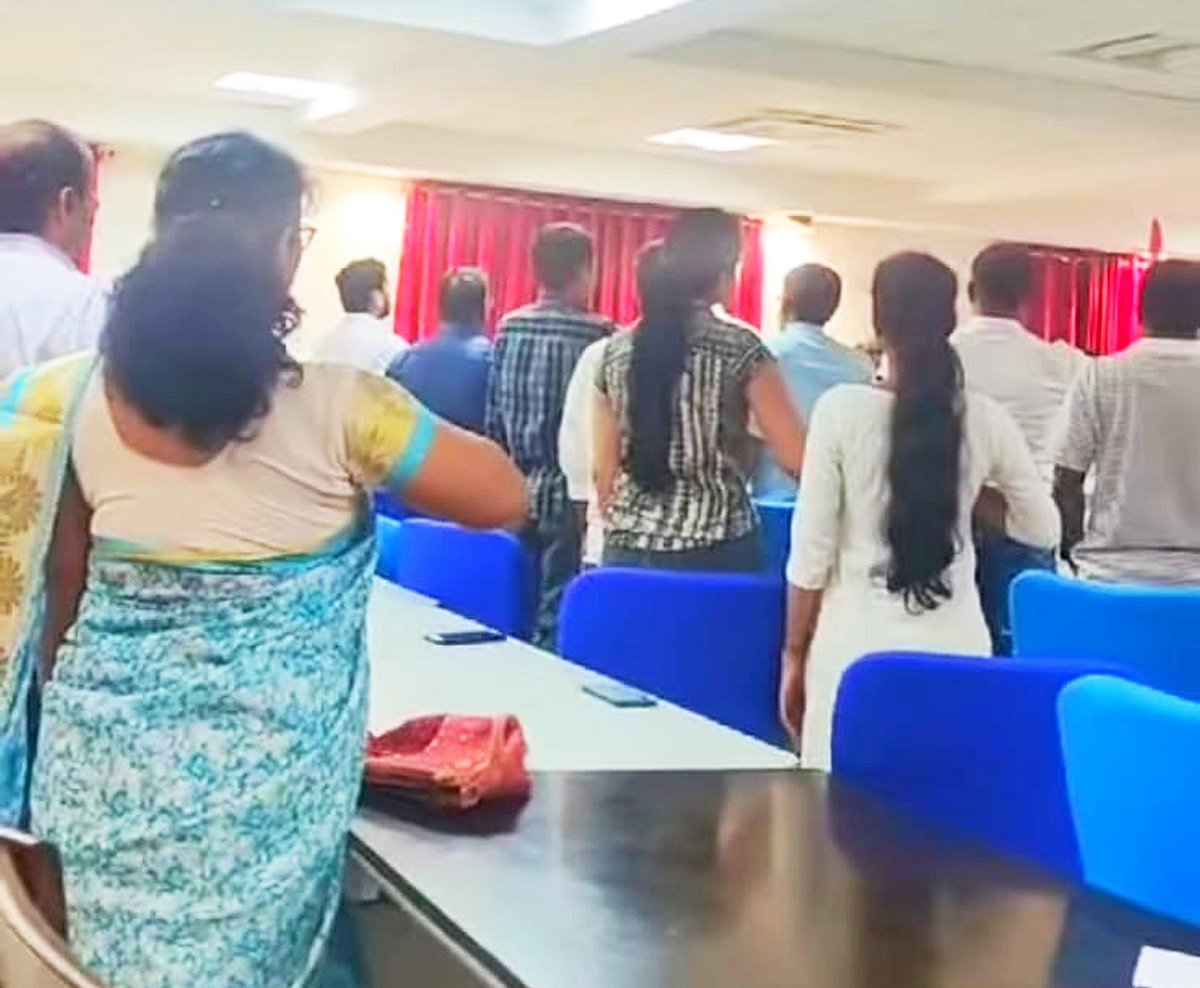 ಸಿಯುಕೆ ಅಂಗಳದಲ್ಲಿ ಮೊಳಗಿದ ಆರ್‌ಎಸ್‌ಎಸ್‌ ಗೀತೆ!