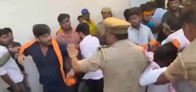 Video | ಗೋರಖ್‌ಪುರ ವಿವಿ ಉಪಕುಲಪತಿ, ಪೊಲೀಸರ ಮೇಲೆ ABVP ಸದಸ್ಯರಿಂದ ಹಲ್ಲೆ