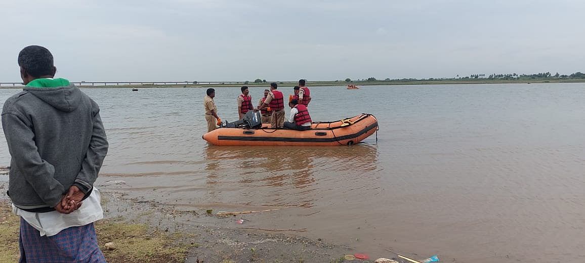 ವಿಜಯಪುರ | ಪೊಲೀಸ್ ದಾಳಿ ವೇಳೆ ತಪ್ಪಿಸಿಕೊಳ್ಳುವಾಗ  ತೆಪ್ಪ ಮುಳುಗಿ ಮೂವರ ಸಾವು