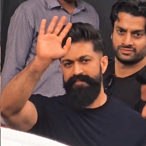 ಬದಲಾದ ಹೇರ್‌ಸ್ಟೈಲ್‌ನೊಂದಿಗೆ ಅನಂತ್ ಅಂಬಾನಿ ಮದುವೆಯಲ್ಲಿ ಕಾಣಿಸಿಕೊಂಡ ನಟ ಯಶ್