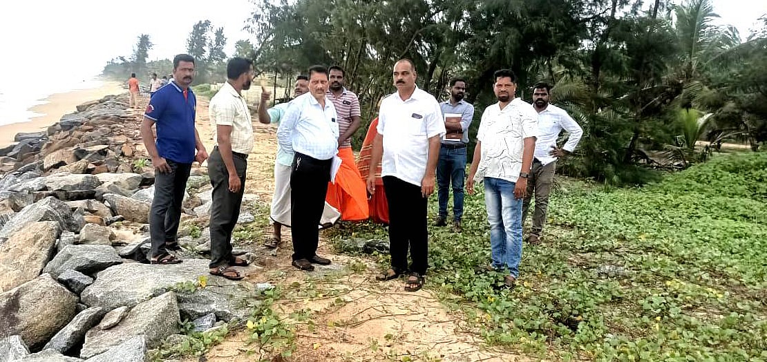 ಸಾಸ್ತಾನ | ಕಡಲ್ಕೊರೆತ ಪ್ರದೇಶಗಳಿಗೆ ಶಾಸಕ ಕೊಡ್ಗಿ ಭೇಟಿ