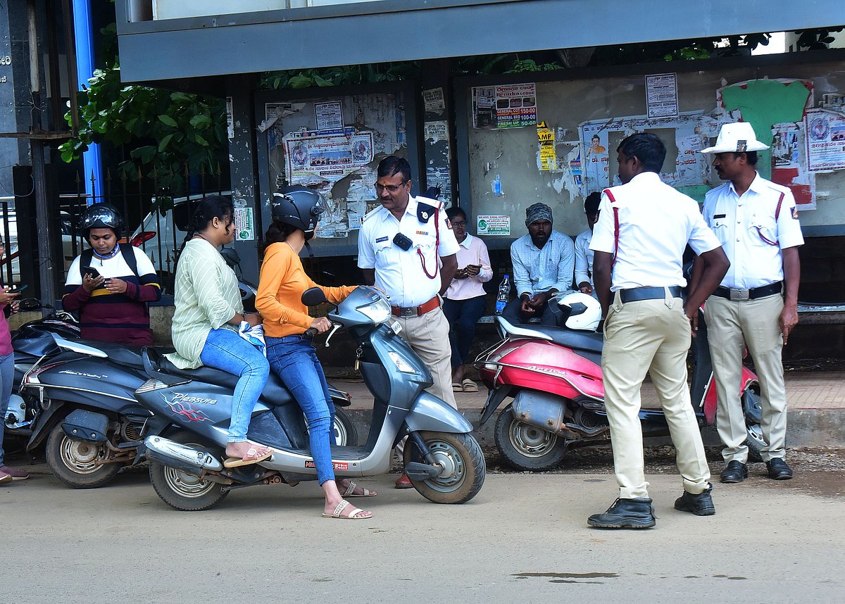 ಹುಬ್ಬಳ್ಳಿ|ಮಕ್ಕಳಿಂದ ವಾಹನ ಚಾಲನೆ ಅಪಾಯಕಾರಿ: ₹7.44 ಲಕ್ಷ ದಂಡ ಪಾವತಿಸಿದ ಪೋಷಕರು