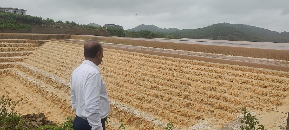 ಅಳ್ನಾವರ: ಕೋಡಿ ಬಿದ್ದ ಇಂದಿರಮ್ಮನ ಕೆರೆ
