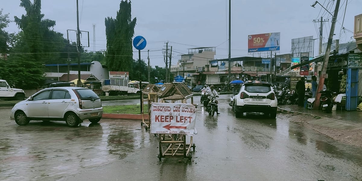 ಕಡೂರು | ರಸ್ತೆ ಬದಿ ಪಾರ್ಕಿಂಗ್‌ ಸಮಸ್ಯೆ: ಪಾದಚಾರಿಗಳಿಗೆ ತೊಂದರೆ