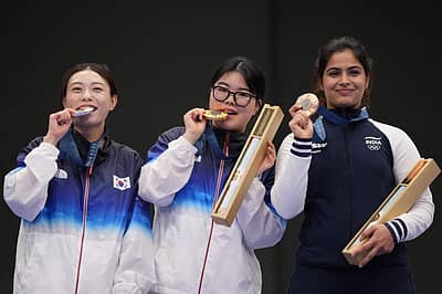 ಚಿನ್ನದ ಪದಕ ವಿಜೇತ ಓ ಯೆ ಜಿನ್‌, ಬೆಳ್ಳಿ ಪದಕ ವಿಜೇತ ಕಿಮ್‌ ಯೆಜಿ ಅವರೊಂದಿಗೆ ಮನು ಭಾಕರ್‌