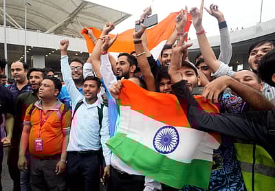 ಭಾರತ ಕ್ರಿಕೆಟ್‌ ತಂಡದ ಆಟಗಾರರನ್ನು ಸ್ವಾಗತಿಸಲು ದೆಹಲಿ ವಿಮಾನ ಹೊರಗೆ ಜನರು ಜಮಾಸಿದರು.