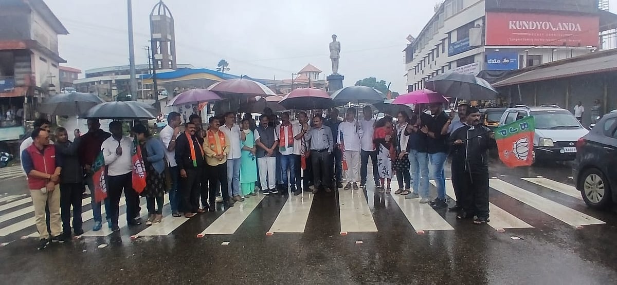 ವಿಜಯೇಂದ್ರ ಪೊಲೀಸ್ ವಶ ಖಂಡಿಸಿ ಮಡಿಕೇರಿಯಲ್ಲಿ ಮಳೆಯ ನಡುವೆ ಪ್ರತಿಭಟನೆ