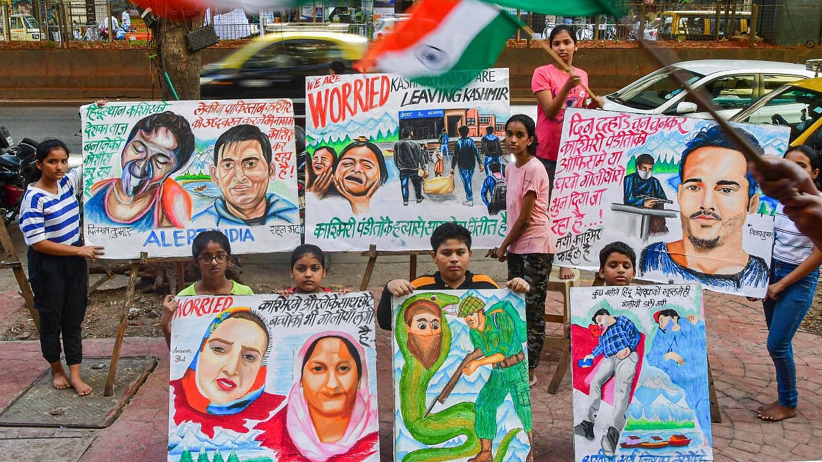 ಜಮ್ಮು | ರಾಜಭವನ ಎದುರು ಕಾಶ್ಮೀರ ಪಂಡಿತರಿಂದ ಕರಾಳ ದಿನ ಆಚರಣೆ