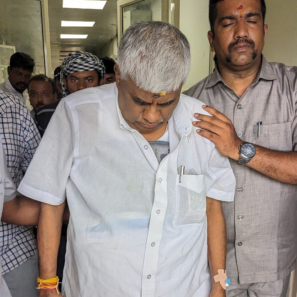 ಹಾಸನ | ದೇವಾಲಯದ ಹೊರಗೆ ಜಾರಿ ಬಿದ್ದ ಶಾಸಕ ರೇವಣ್ಣ: ಪಕ್ಕೆಲುಬಿನಲ್ಲಿ ಬಿರುಕು