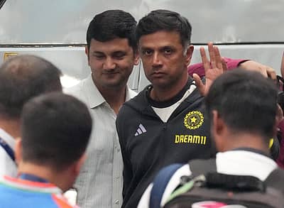 ಭಾರತ ತಂಡದ ಕೋಚ್‌ ರಾಹುಲ್ ದ್ರಾವಿಡ್‌ ಅಭಿಮಾನಿಗಳತ್ತ ಕೈ ಬೀಸಿದರು.