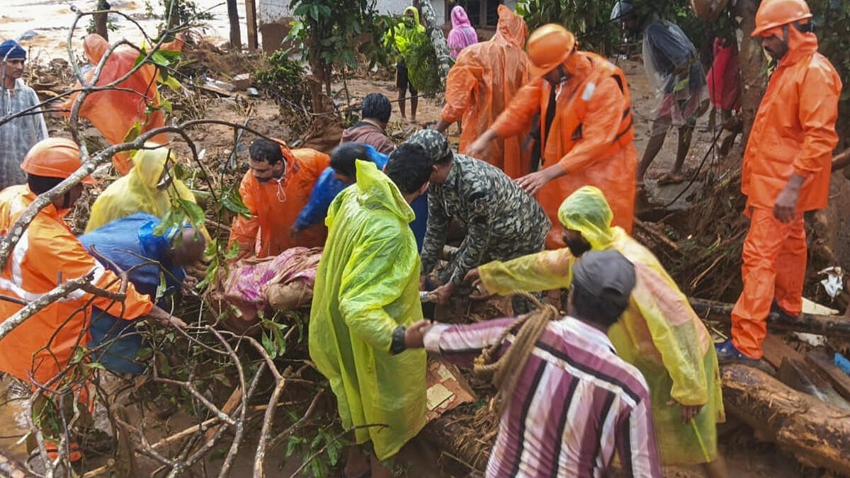 ವಯನಾಡು ಭೂಕುಸಿತ | ಸಮರೋಪಾದಿ ರಕ್ಷಣಾ ಕಾರ್ಯ; ಸೇನೆಯೂ ಭಾಗಿ