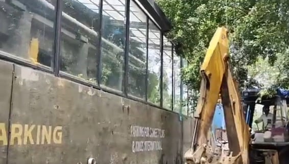 BMW ಕಾರು ಅಪಘಾತ ಪ್ರಕರಣ: ಬಾರ್‌ನ ಆಕ್ರಮಿತ ಭಾಗವನ್ನು ತೆರವುಗೊಳಿಸಿದ ಬಿಎಂಸಿ