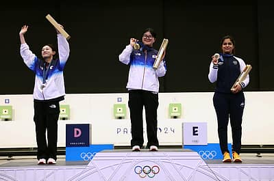 ಚಿನ್ನದ ಪದಕ ವಿಜೇತ ಓ ಯೆ ಜಿನ್‌, ಬೆಳ್ಳಿ ಪದಕ ವಿಜೇತ ಕಿಮ್‌ ಯೆಜಿ ಅವರೊಂದಿಗೆ ಮನು ಭಾಕರ್‌