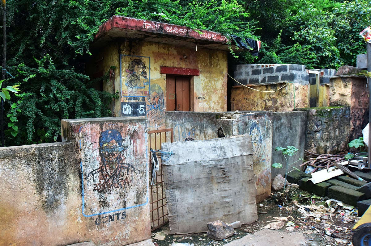 ಹುಬ್ಬಳ್ಳಿ | ಸಾರ್ವಜನಿಕ ಶೌಚಾಲಯ ಬಂದ್‌: ಸಂಕಷ್ಟದಲ್ಲಿ ಮಹಿಳೆಯರು