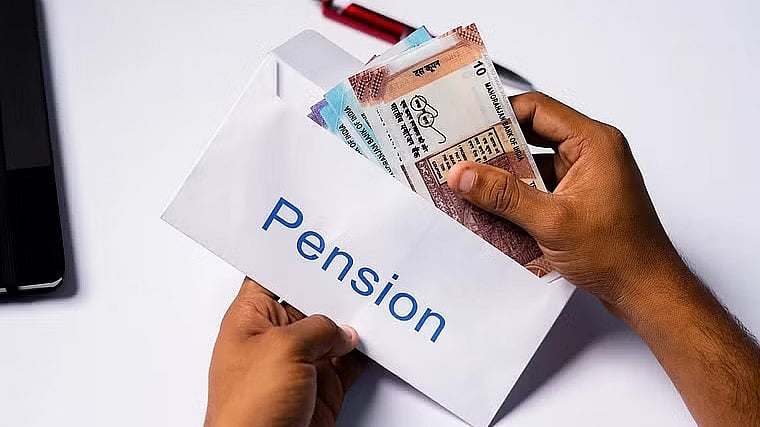 ಬೆಂಗಳೂರು | ಹಳೆಯ ಪಿಂಚಣಿ ಜಾರಿಗೊಳಿಸಲು ಆಗ್ರಹ 