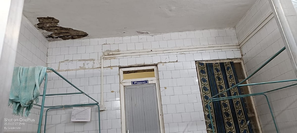 ಅಕ್ಕಿಆಲೂರು | ಸಮುದಾಯ ಆರೋಗ್ಯ ಕೇಂದ್ರ: ಚಾವಣಿ ಶಿಥಿಲ, ಸೋರುವ ಕಟ್ಟಡ