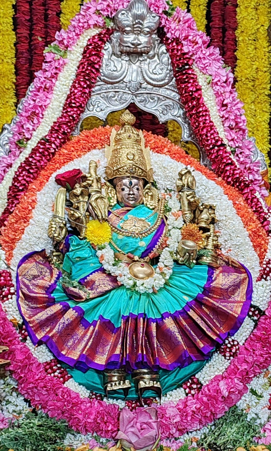 ಮೈಸೂರು | ಆಷಾಢ ಶುಕ್ರವಾರ: ಚಾಮುಂಡಿ ಬೆಟ್ಟಕ್ಕೆ ಹರಿದು ಬರುತ್ತಿದೆ ಭಕ್ತ ಸಾಗರ