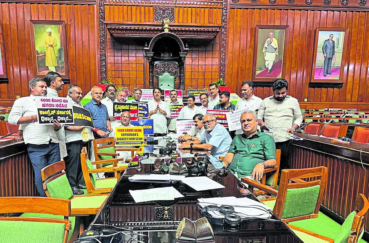 ಮುಡಾ ಹಗರಣ: ಉಭಯ ಸದನಗಳಲ್ಲಿ ವಿರೋಧ ‍ಪಕ್ಷಗಳ ಅಹೋರಾತ್ರಿ ಧರಣಿ 