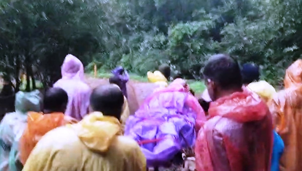 ಖಾನಾಪುರ: ಚಿಕಿತ್ಸೆಗಾಗಿ ಮಹಿಳೆಯನ್ನು 10 ಕಿ.ಮೀ ಹೊತ್ತು ಸಾಗಿದರು