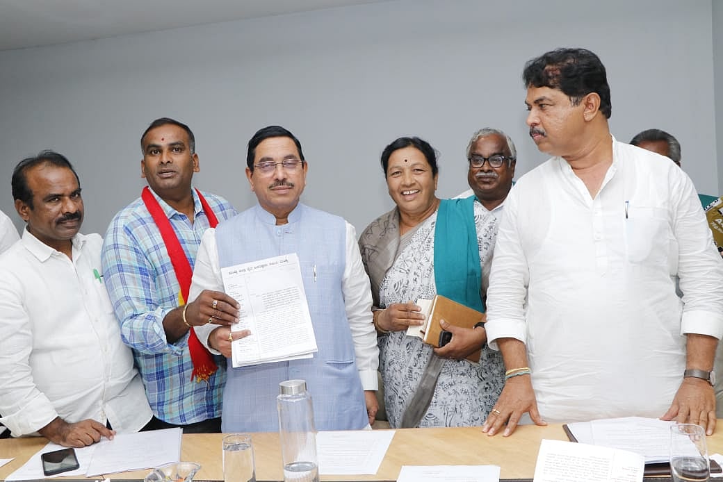 ಕಾವೇರಿ ಸಮಸ್ಯೆ ಸದನದಲ್ಲಿ ಚರ್ಚಿಸಿ: ಎಚ್‌ಡಿಕೆ, ಜೋಶಿಗೆ ರೈತ ಮುಖಂಡರ ಮನವಿ